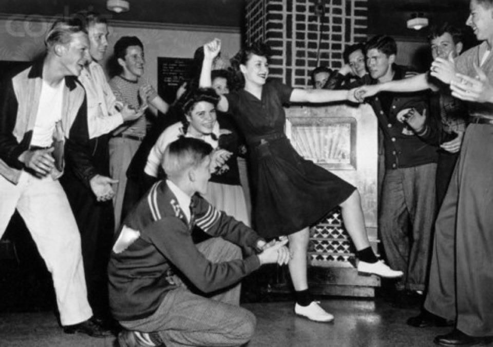 personas bailando rock and roll