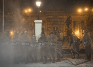 Cinco efectivos resultaron heridos durante las manifestaciones en el Centro de Lima, informó la Policía Nacional
