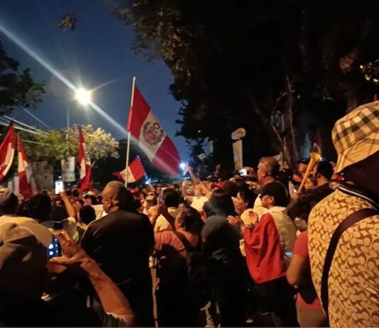 Ciudadanos protestan frente a la ONPE y el JNE y exigen resultados al 100% de las Elecciones Regionales y Municipales 2026